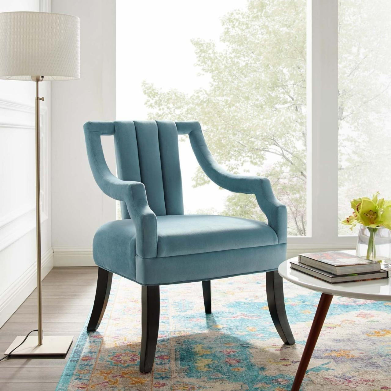 Vintage Accent Chair In Light Blue Velvet Fabric - Aptdeco